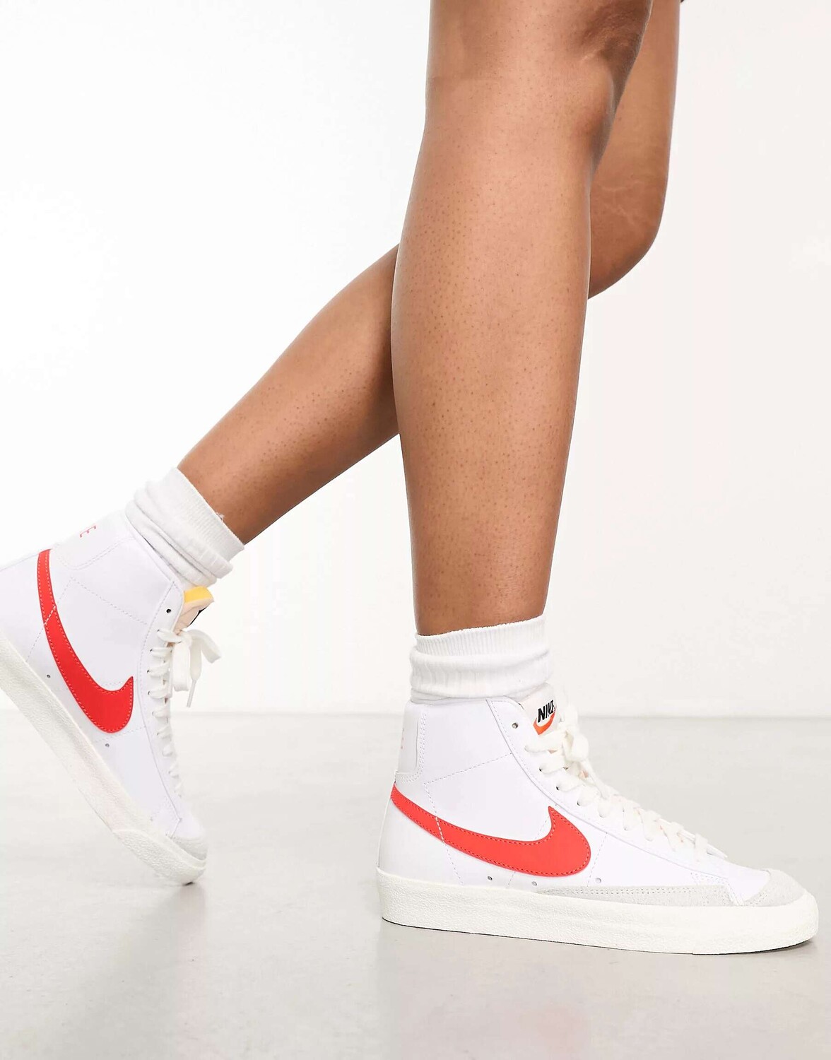 Кроссовки средней длины Nike Blazer '77 белого и красного цвета хабанеро, Красный
Кроссовки средней длины Nike Blazer '77 белого и красного цвета хабанеро, Красный
