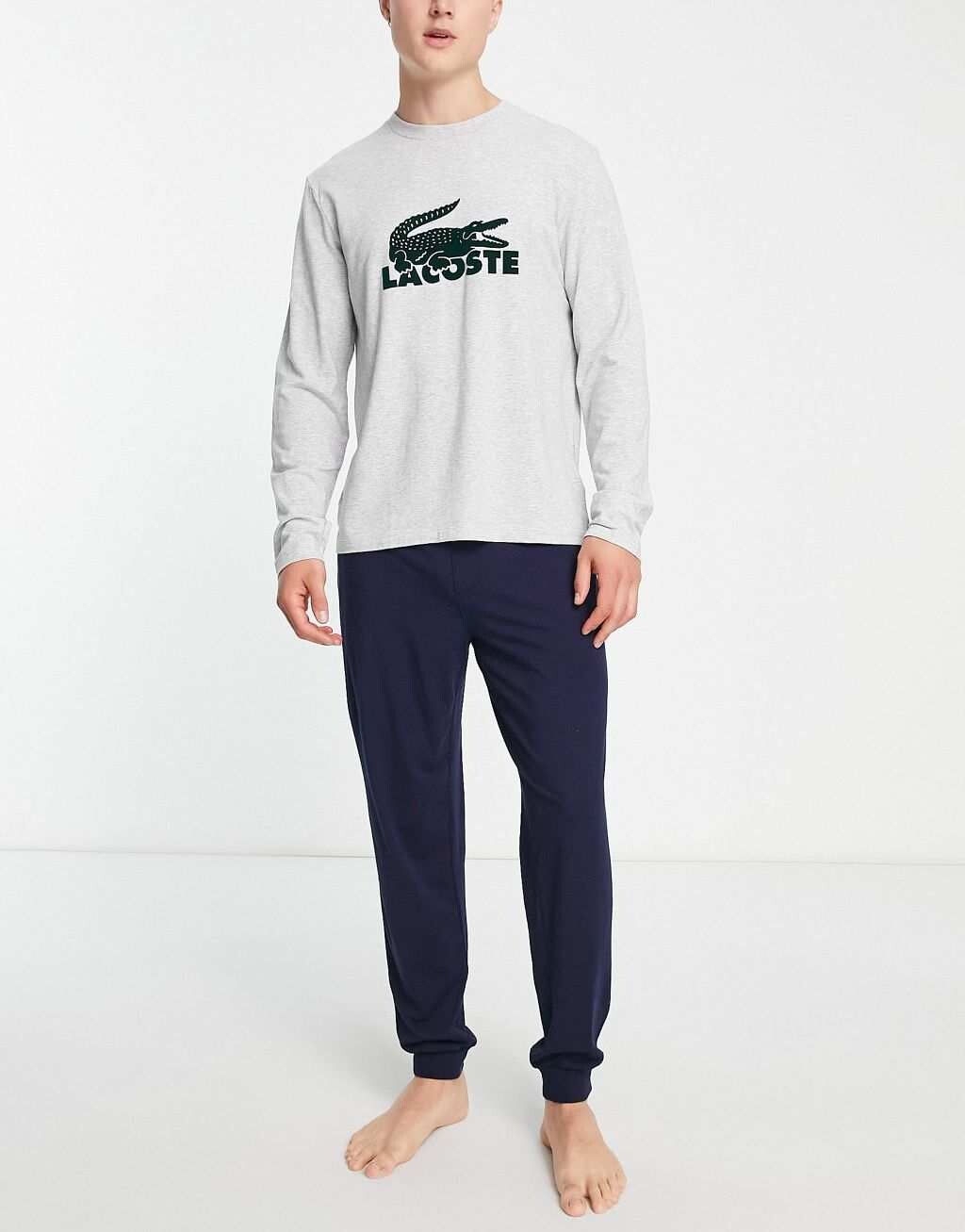 Комплект из топа с длинными рукавами и джоггеров Lacoste в сером и темно-синем цветах.
Комплект из топа с длинными рукавами и джоггеров Lacoste в сером и темно-синем цветах.