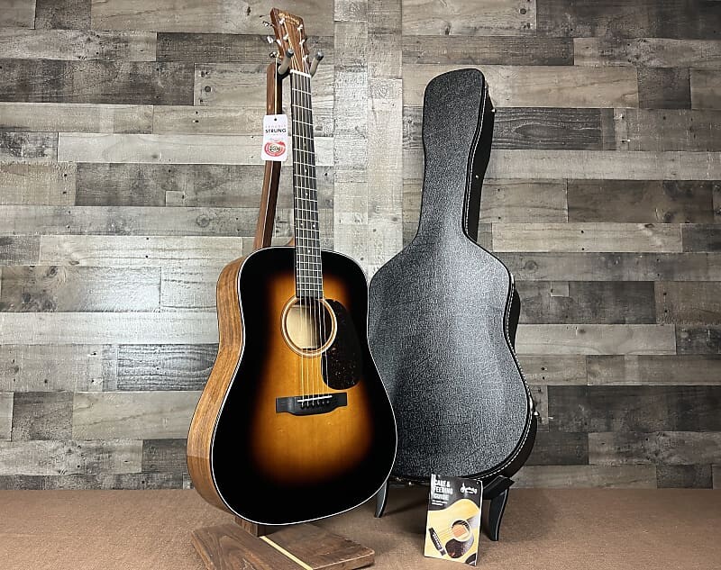 Акустическая гитара Martin D-18 1935 Sunburst Acoustic Guitar w/ Martin Deluxe Hardshell Case
Акустическая гитара Martin D-18 1935 Sunburst Acoustic Guitar w/ Martin Deluxe Hardshell Case
