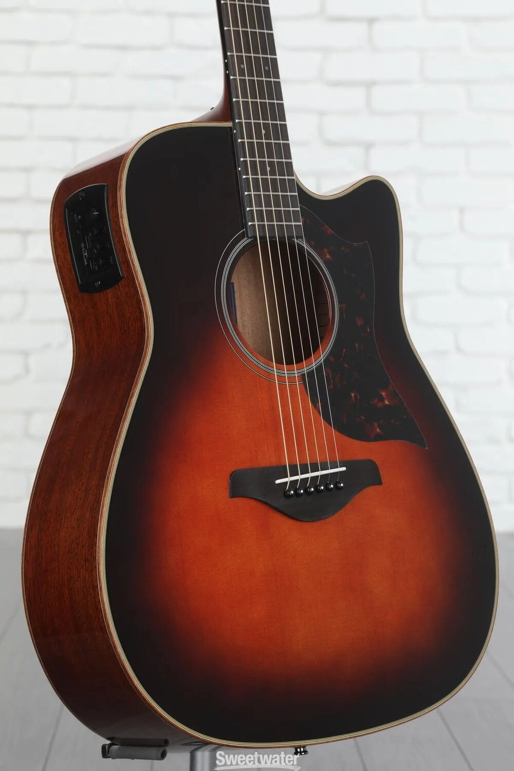 Акустически-электрическая гитара Yamaha A1M Dreadnought Cutaway — Табачный коричневый цвет Sunburst
Акустически-электрическая гитара Yamaha A1M Dreadnought Cutaway — Табачный коричневый цвет Sunburst
