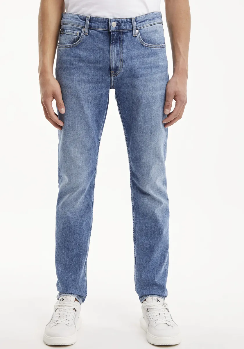 Джинсы зауженного кроя Calvin Klein Jeans "SLIM TAPER" с кожаным значком Calvin Klein, джинсовый
Джинсы зауженного кроя Calvin Klein Jeans "SLIM TAPER" с кожаным значком Calvin Klein, джинсовый