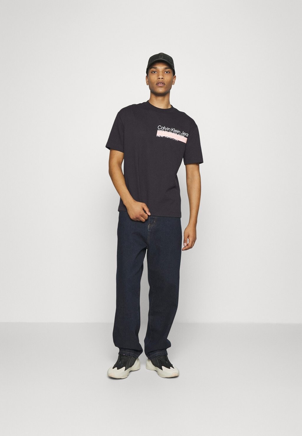 Футболка с принтом МНОГОЛЕТНАЯ ФУТБОЛКА ADDRESS UNISEX Calvin Klein Jeans, черная
Футболка с принтом МНОГОЛЕТНАЯ ФУТБОЛКА ADDRESS UNISEX Calvin Klein Jeans, черная
