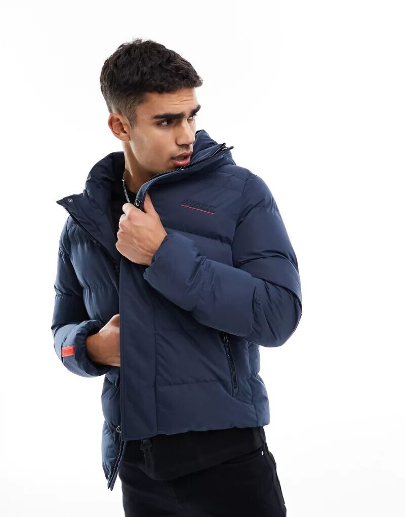 Спортивная куртка-пуховик из микрофибры с капюшоном Superdry цвета "Балтийский синий"
Спортивная куртка-пуховик из микрофибры с капюшоном Superdry цвета "Балтийский синий"