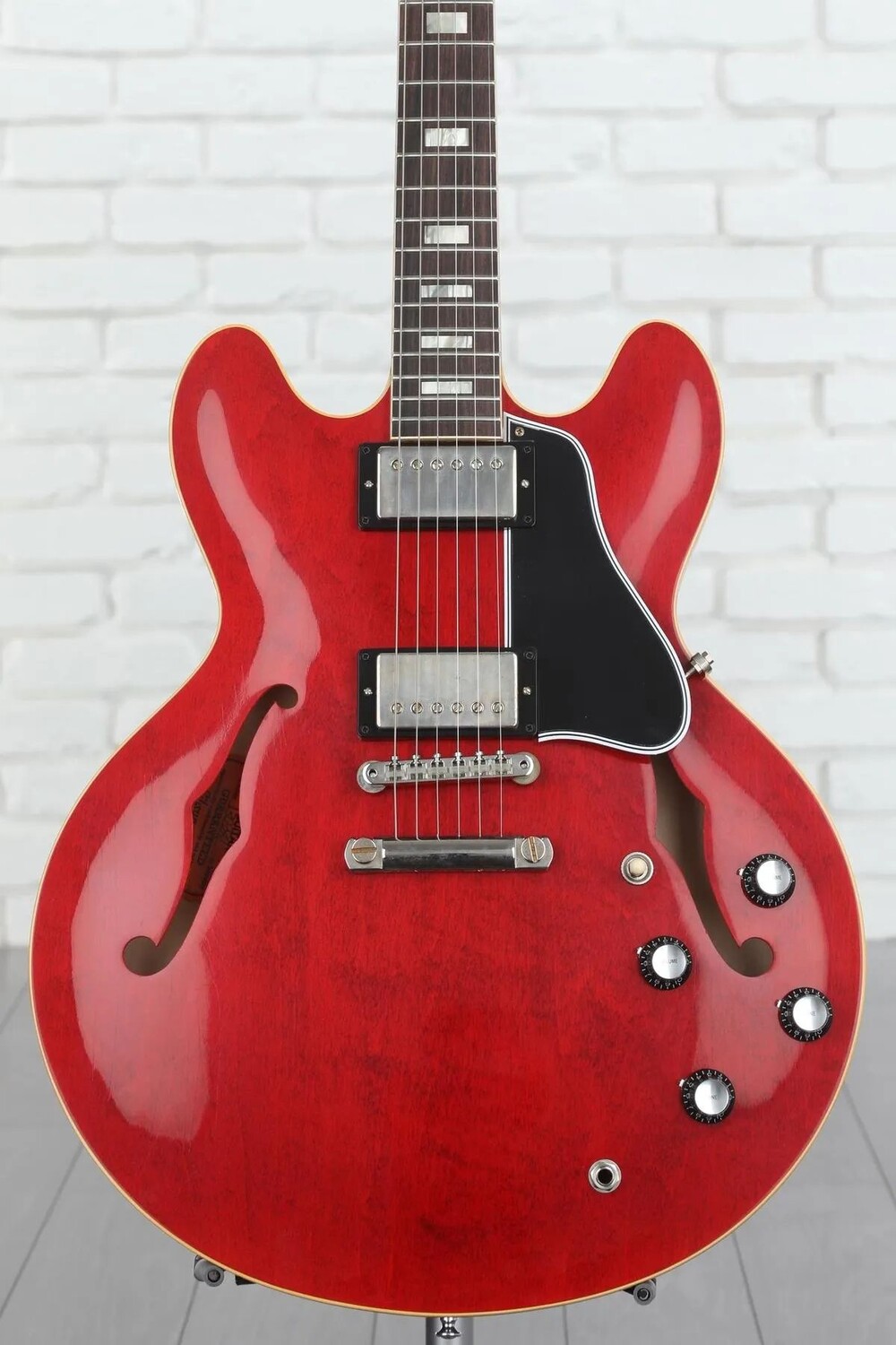 Полуполая электрогитара Gibson Custom 1964 ES-335 Reissue — Murphy Lab Ultra Light Aged '60s Cherry
Полуполая электрогитара Gibson Custom 1964 ES-335 Reissue — Murphy Lab Ultra Light Aged '60s Cherry