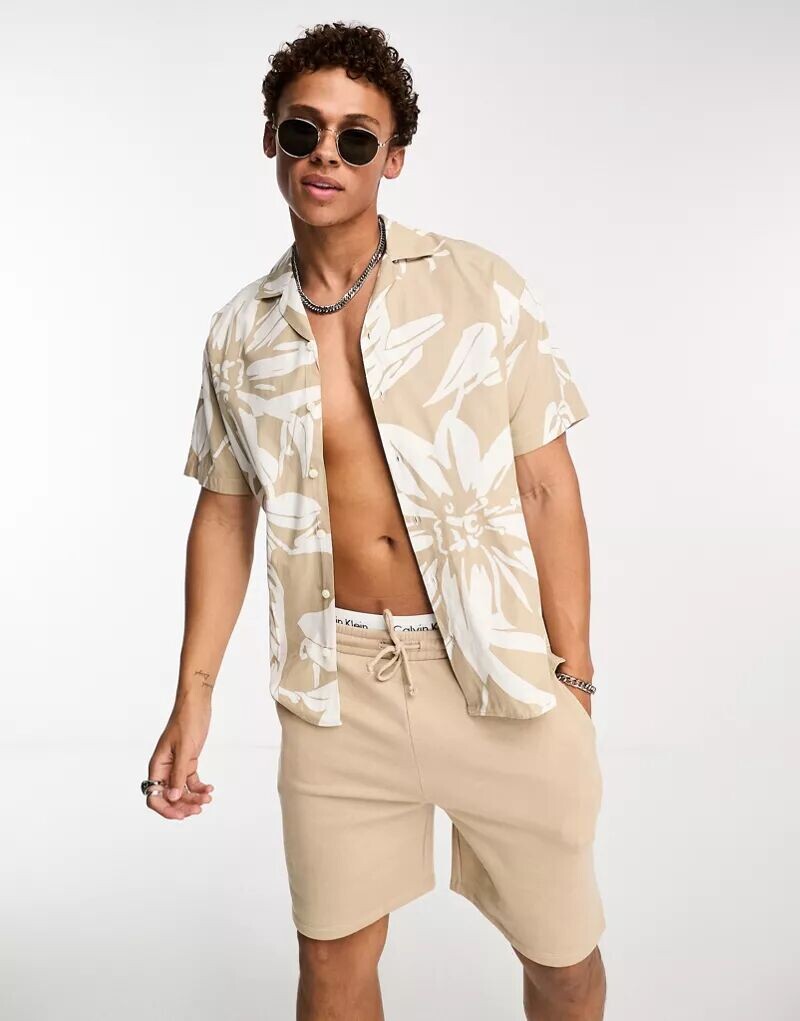 Jack & Jones Premium бежевая рубашка с цветочным принтом и воротником с лацканами
Jack & Jones Premium бежевая рубашка с цветочным принтом и воротником с лацканами