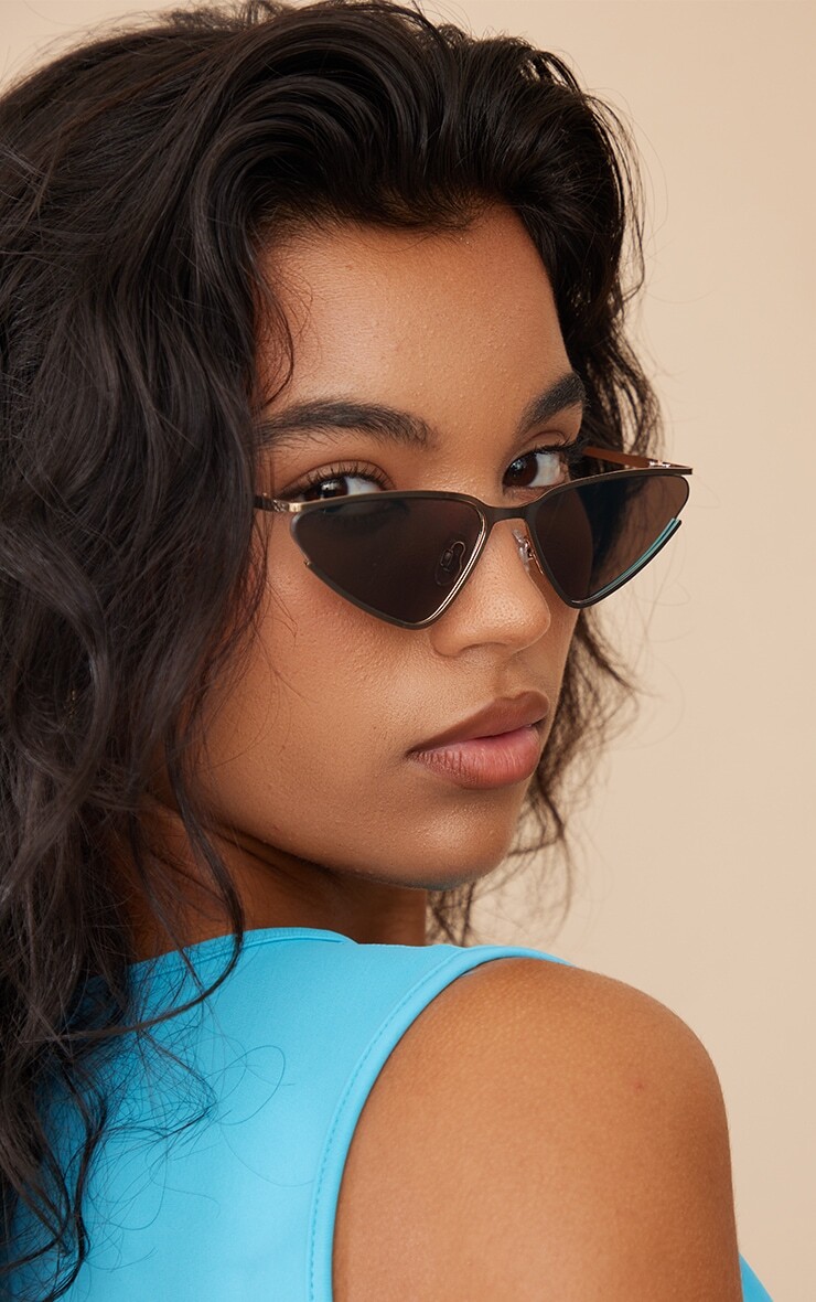 PrettyLittleThing Золотые солнцезащитные очки «кошачий глаз» с зеркальными вырезами
PrettyLittleThing Золотые солнцезащитные очки «кошачий глаз» с зеркальными вырезами