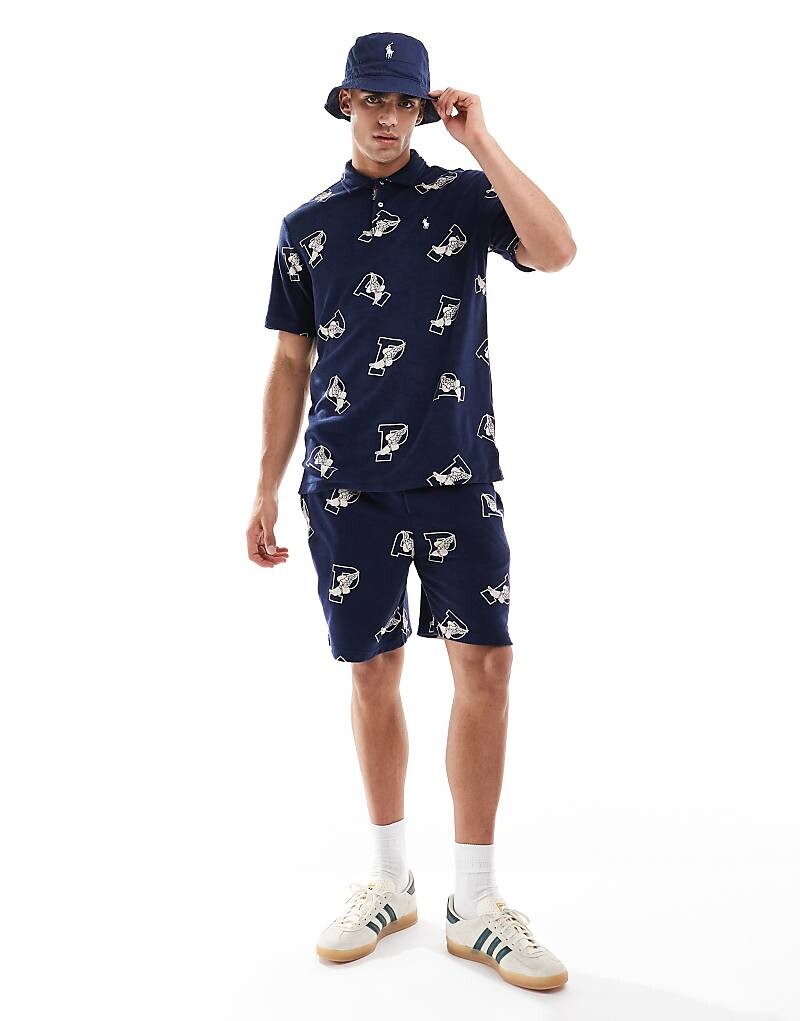 Polo Ralph Lauren – Темно-синие махровые шорты с логотипом по всей поверхности, часть комплекта
Polo Ralph Lauren – Темно-синие махровые шорты с логотипом по всей поверхности, часть комплекта