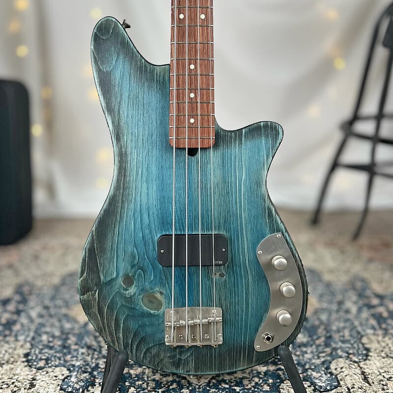 Басс гитара Offbeat Guitars Shelby 30" Short Scale Bass in Deep Water Glow on Pine, Walnut Neck with Bubinga Fretboard, EMG TBHZ Pickup and EXB Control
Басс гитара Offbeat Guitars Shelby 30" Short Scale Bass in Deep Water Glow on Pine, Walnut Neck with Bubinga Fretboard, EMG TBHZ Pickup and EXB Control