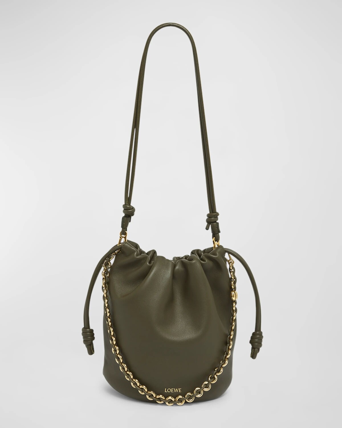 Сумка-ведро Flamenco Ibiza из коллаборации с Paula’s из кожи напа с цепочкой Loewe, цвет Dark Khaki Green
Сумка-ведро Flamenco Ibiza из коллаборации с Paula’s из кожи напа с цепочкой Loewe, цвет Dark Khaki Green