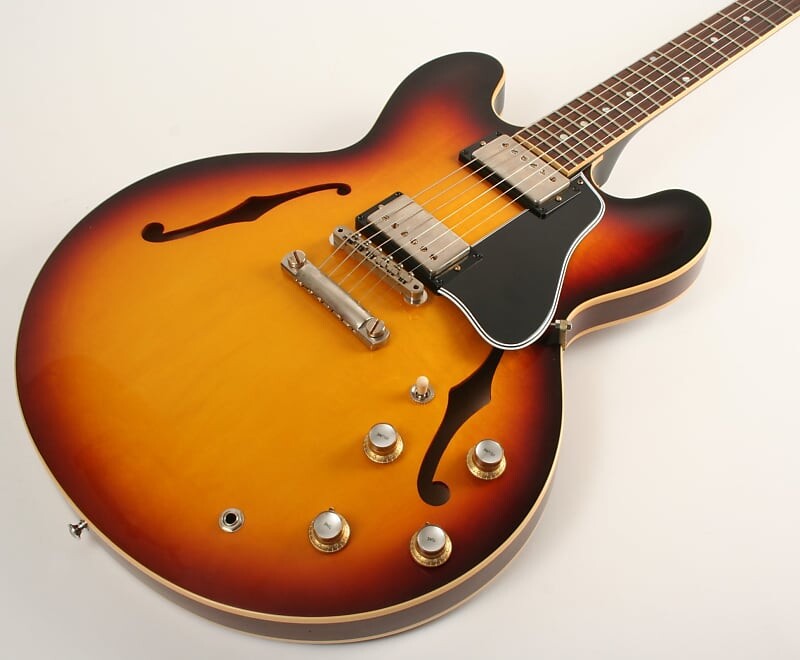 Электрогитара Gibson Custom Shop 1961 ES-335 Reissue VOS Vintage Sunburst 121098
Электрогитара Gibson Custom Shop 1961 ES-335 Reissue VOS Vintage Sunburst 121098