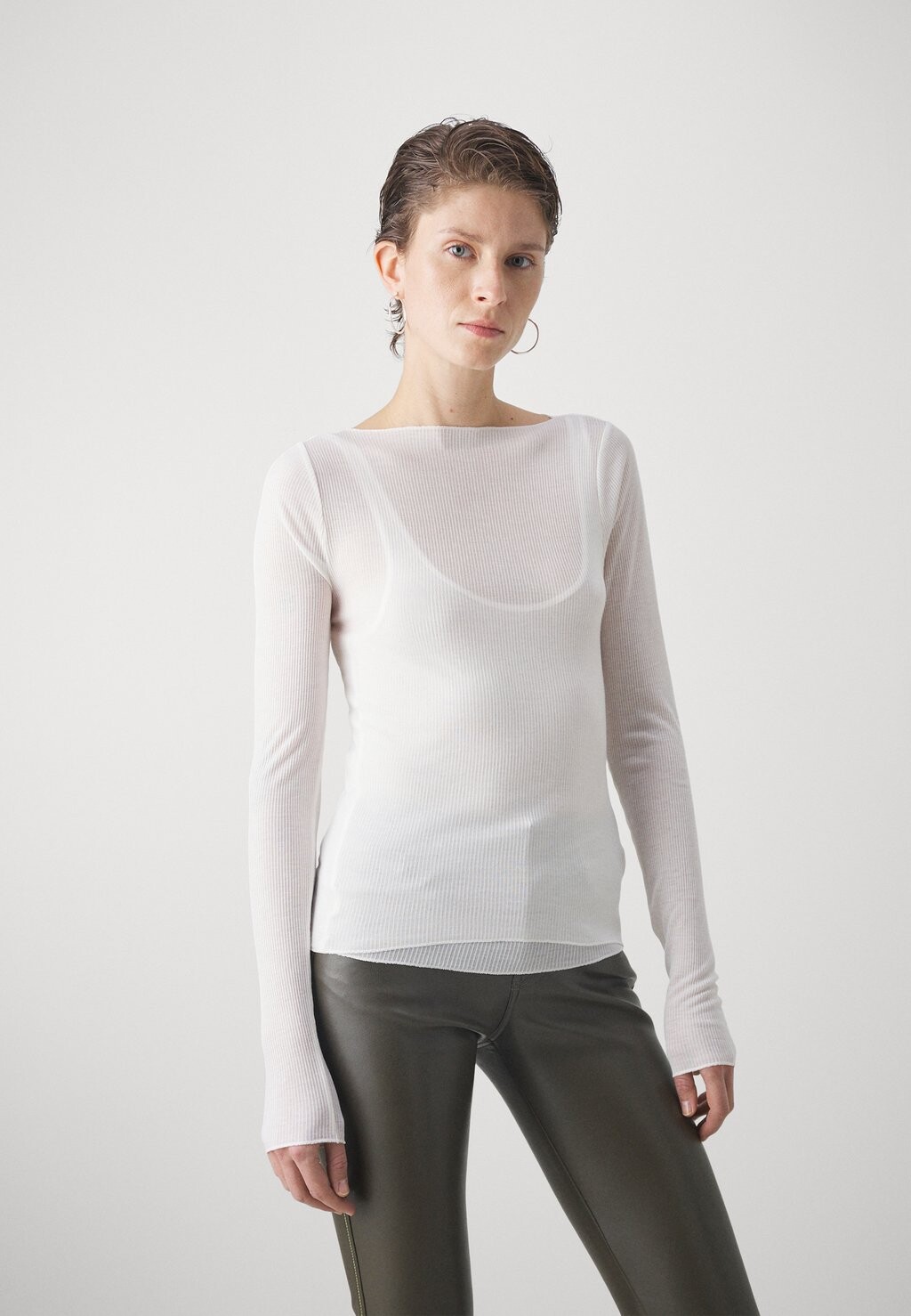 Топ с длинными рукавами LONG SLEEVE SHEER SLASH Abercrombie & Fitch, цвет cloud dancer
Топ с длинными рукавами LONG SLEEVE SHEER SLASH Abercrombie & Fitch, цвет cloud dancer