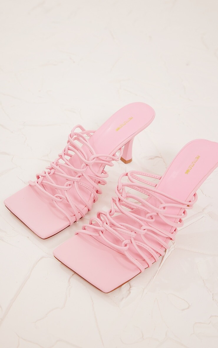 PrettyLittleThing Мюли Baby Pink из искусственной кожи с квадратным носком на каблуке в клетку
PrettyLittleThing Мюли Baby Pink из искусственной кожи с квадратным носком на каблуке в клетку