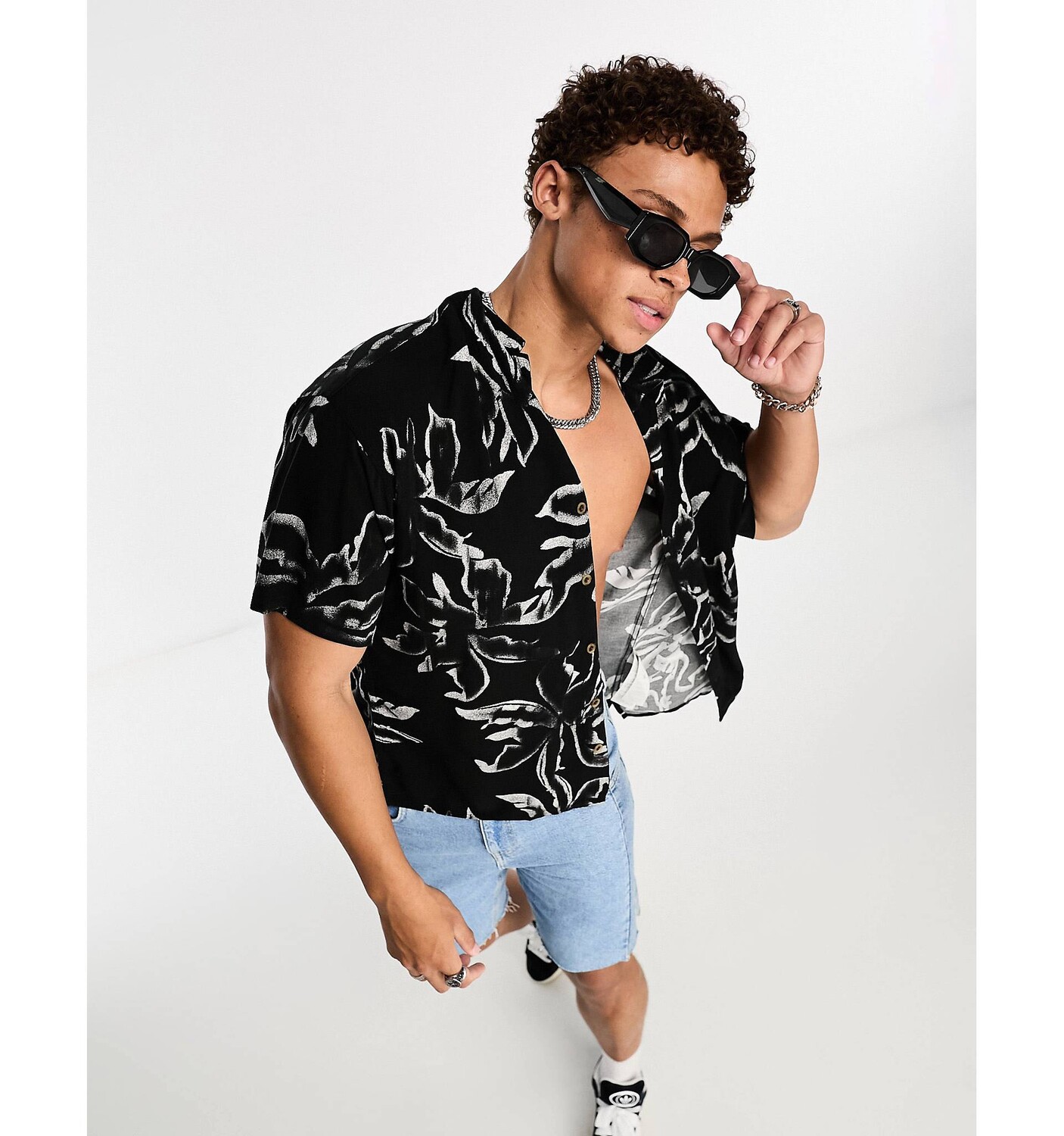 Черная рубашка свободного кроя с воротником и цветочным принтом Jack & Jones Originals
Черная рубашка свободного кроя с воротником и цветочным принтом Jack & Jones Originals