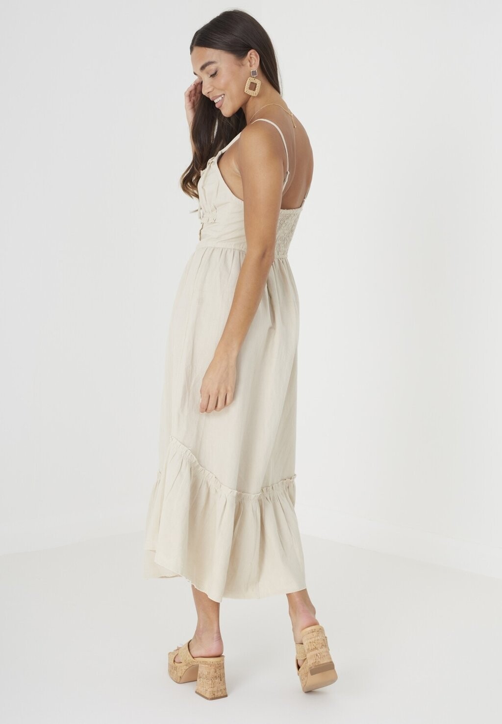 Платье-рубашка NAULASAN FRONT BUTTON THROUGH CORSET BUST FRILL HEM MIDI Brave Soul, песочный
Платье-рубашка NAULASAN FRONT BUTTON THROUGH CORSET BUST FRILL HEM MIDI Brave Soul, песочный
