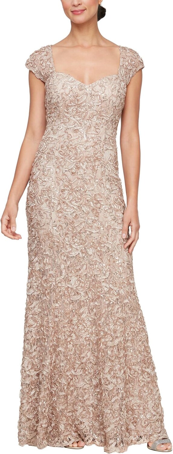 Платье Alex Evenings Long Soutache Embroidered Dress with Sweetheart Neckline, цвет Champagne
Платье Alex Evenings Long Soutache Embroidered Dress with Sweetheart Neckline, цвет Champagne