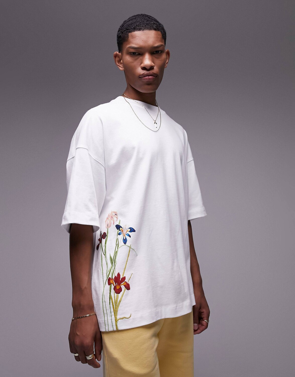 Белая футболка премиум-класса oversize с цветочной вышивкой спереди и сзади Topman
Белая футболка премиум-класса oversize с цветочной вышивкой спереди и сзади Topman