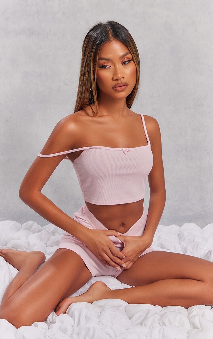 PrettyLittleThing Пижамный комплект Baby Pink в рубчик с укороченной майкой и шортами
PrettyLittleThing Пижамный комплект Baby Pink в рубчик с укороченной майкой и шортами
