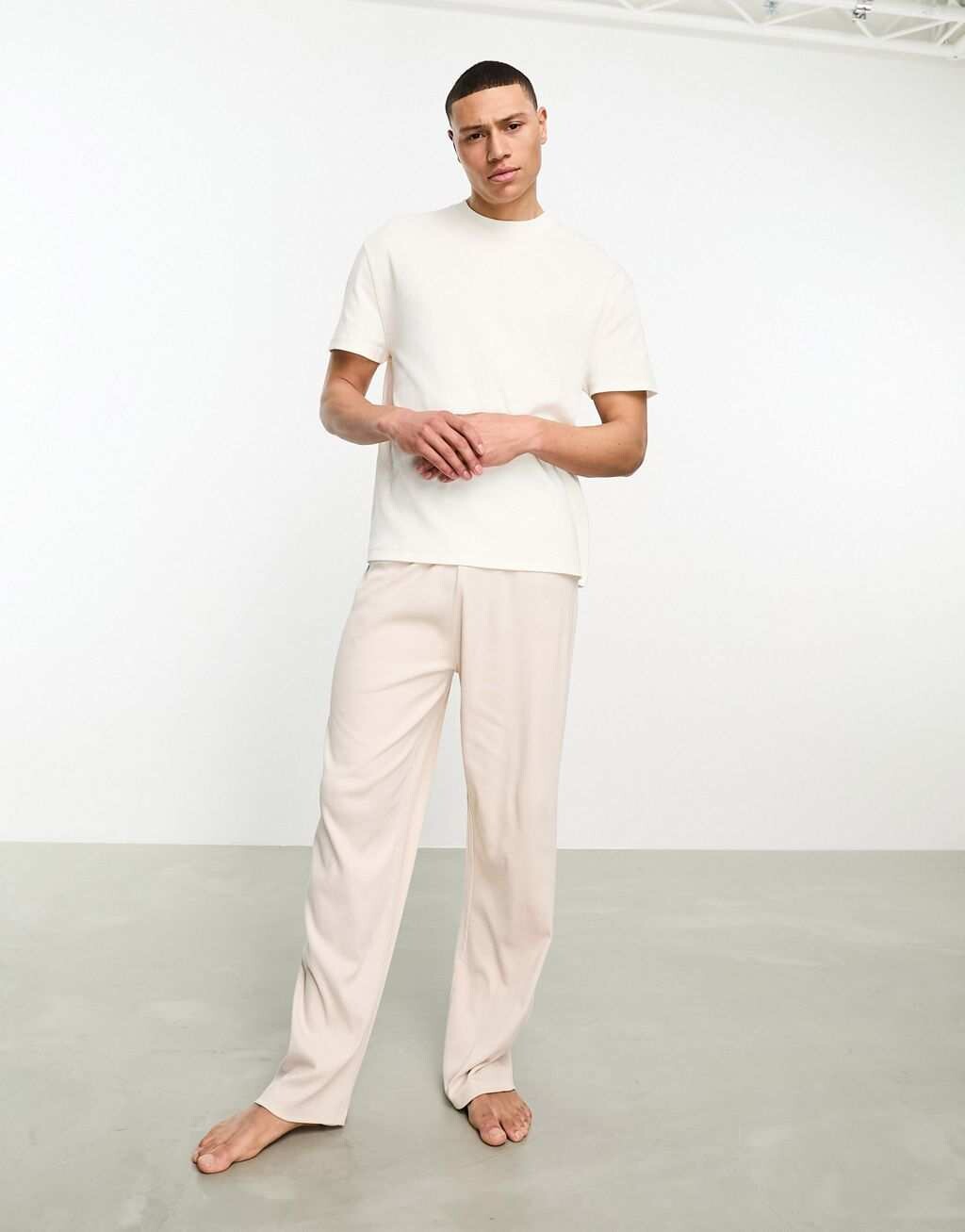 Пижамный комплект для отдыха ASOS DESIGN, состоящий из футболки и брюк бежевого цвета в рубчик
Пижамный комплект для отдыха ASOS DESIGN, состоящий из футболки и брюк бежевого цвета в рубчик