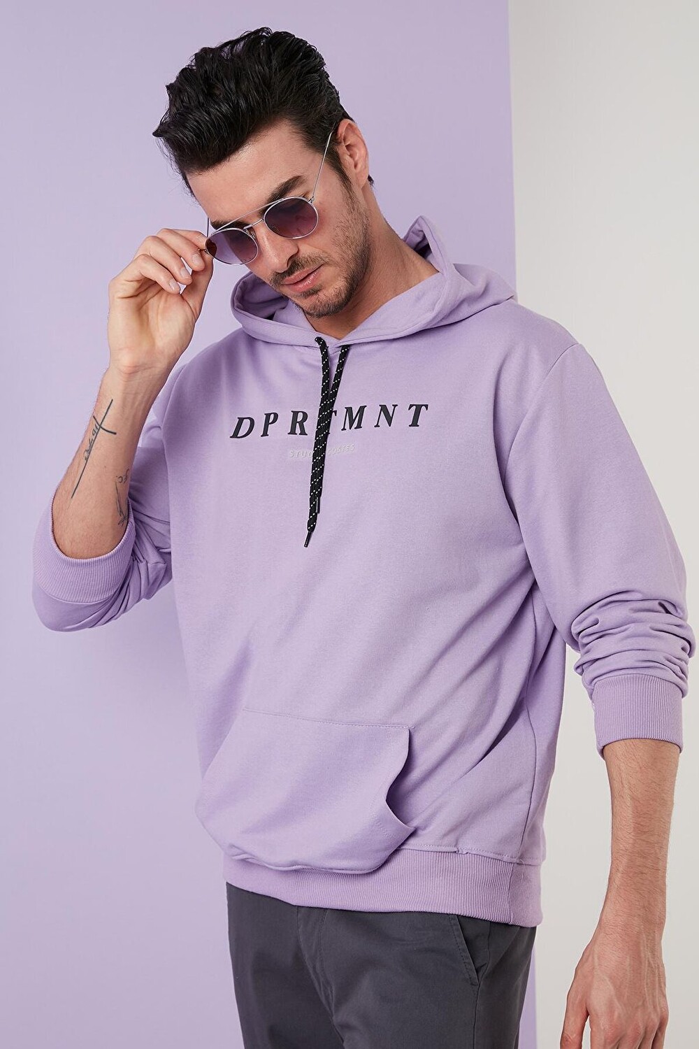 Хлопковый свитшот Slim Fit с капюшоном и карманами-кенгуру 5414017 Buratti, матовый сиреневый
Хлопковый свитшот Slim Fit с капюшоном и карманами-кенгуру 5414017 Buratti, матовый сиреневый