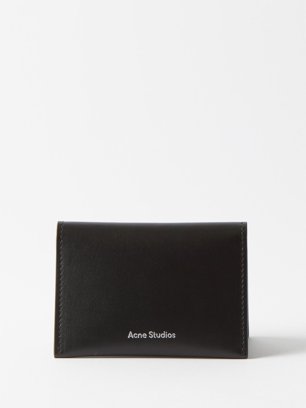 Складывающаяся вдвое визитница из кожи с тиснением логотипа Acne Studios, черный
Складывающаяся вдвое визитница из кожи с тиснением логотипа Acne Studios, черный
