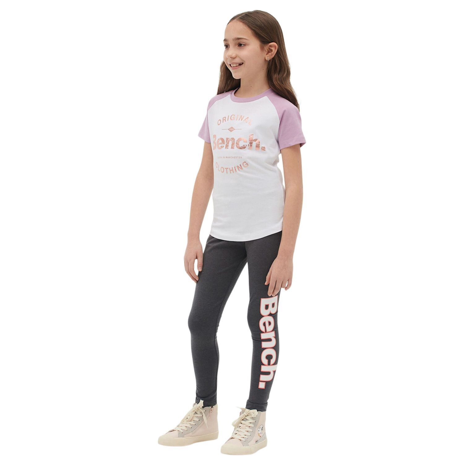 Блестящая футболка в бейсбольном стиле Girls Bench DNA с золотистым металлизированным рисунком стандартного цвета Bench DNA
Блестящая футболка в бейсбольном стиле Girls Bench DNA с золотистым металлизированным рисунком стандартного цвета Bench DNA
