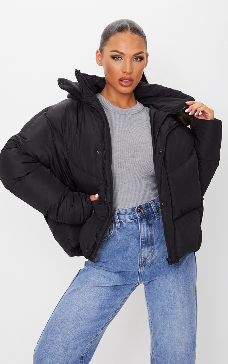 PrettyLittleThing Объемная ватная куртка-пуховик из черного нейлона с изогнутыми вставками, Черный
PrettyLittleThing Объемная ватная куртка-пуховик из черного нейлона с изогнутыми вставками, Черный