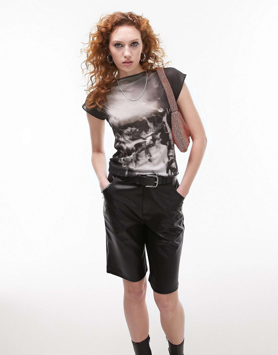 Topshop Graphic License Музей молодежной культуры Карнавальная сетчатая футболка с кепкой и рукавами моно
Topshop Graphic License Музей молодежной культуры Карнавальная сетчатая футболка с кепкой и рукавами моно