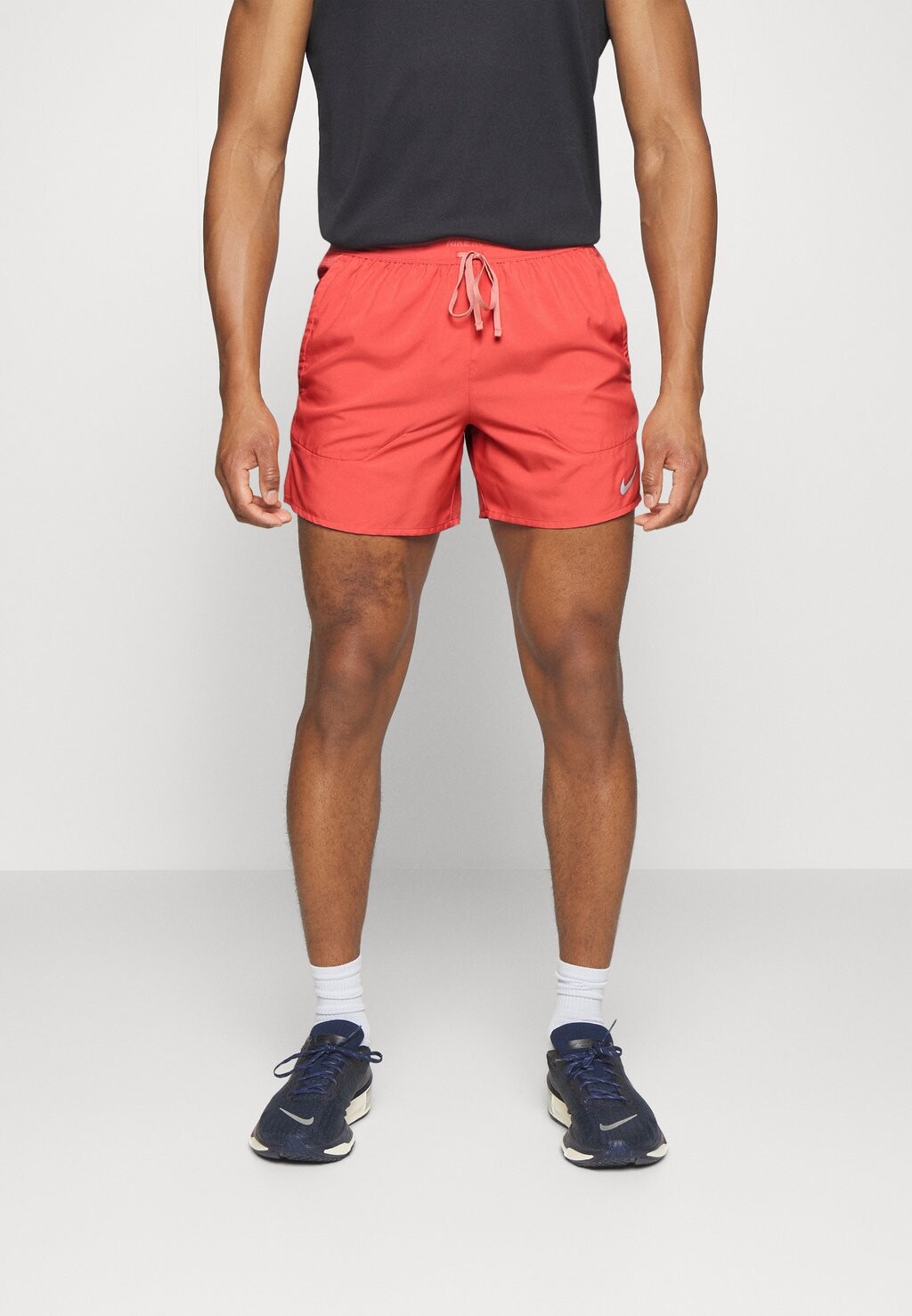 Спортивные шорты M NK DF STRIDE SHRT 5IN BF Nike, саман/красная звездная пыль
Спортивные шорты M NK DF STRIDE SHRT 5IN BF Nike, саман/красная звездная пыль
