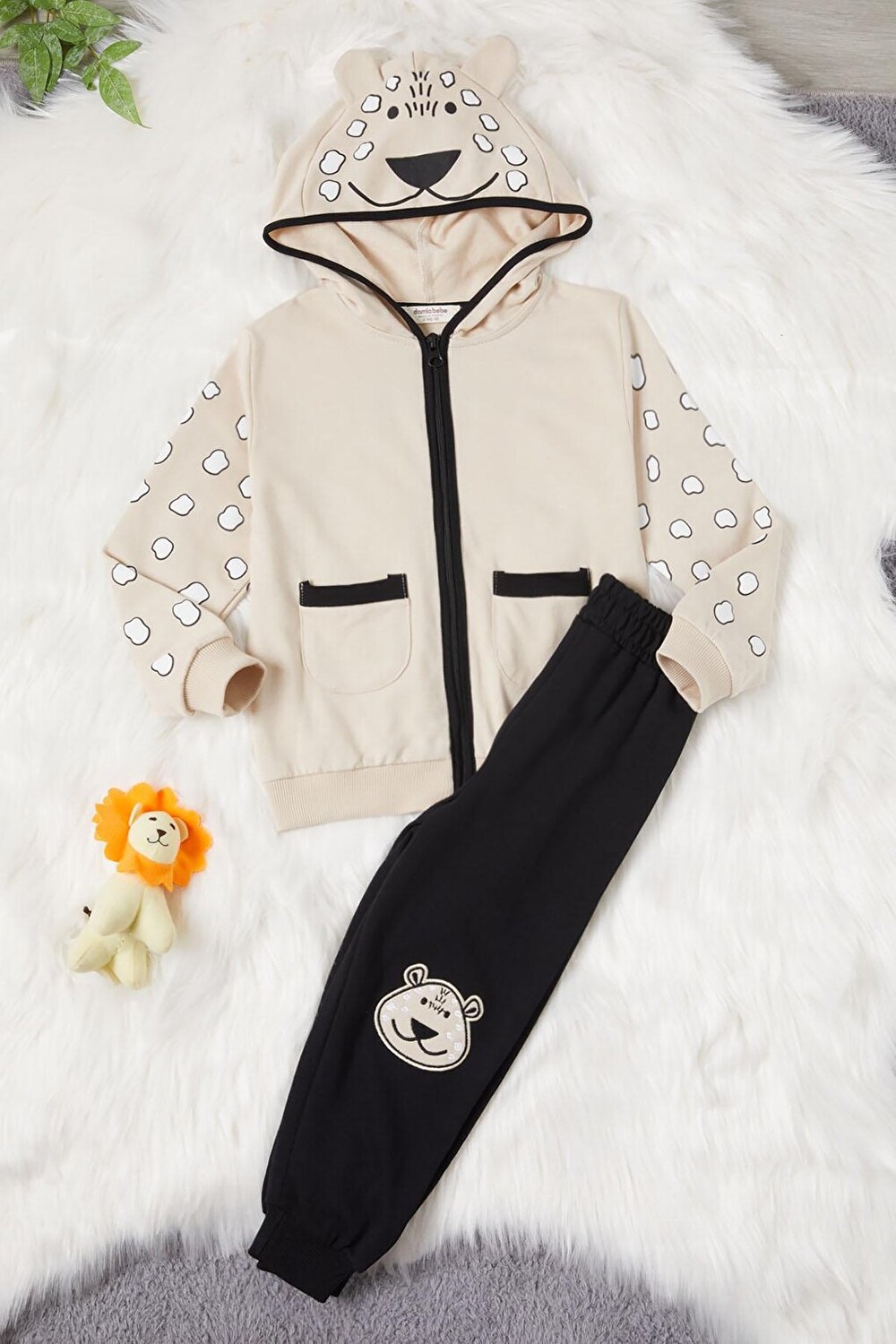 Кремовый кардиган с капюшоном и вышивкой Teddy Bear для мальчика 16627 Damla Bebe
Кремовый кардиган с капюшоном и вышивкой Teddy Bear для мальчика 16627 Damla Bebe