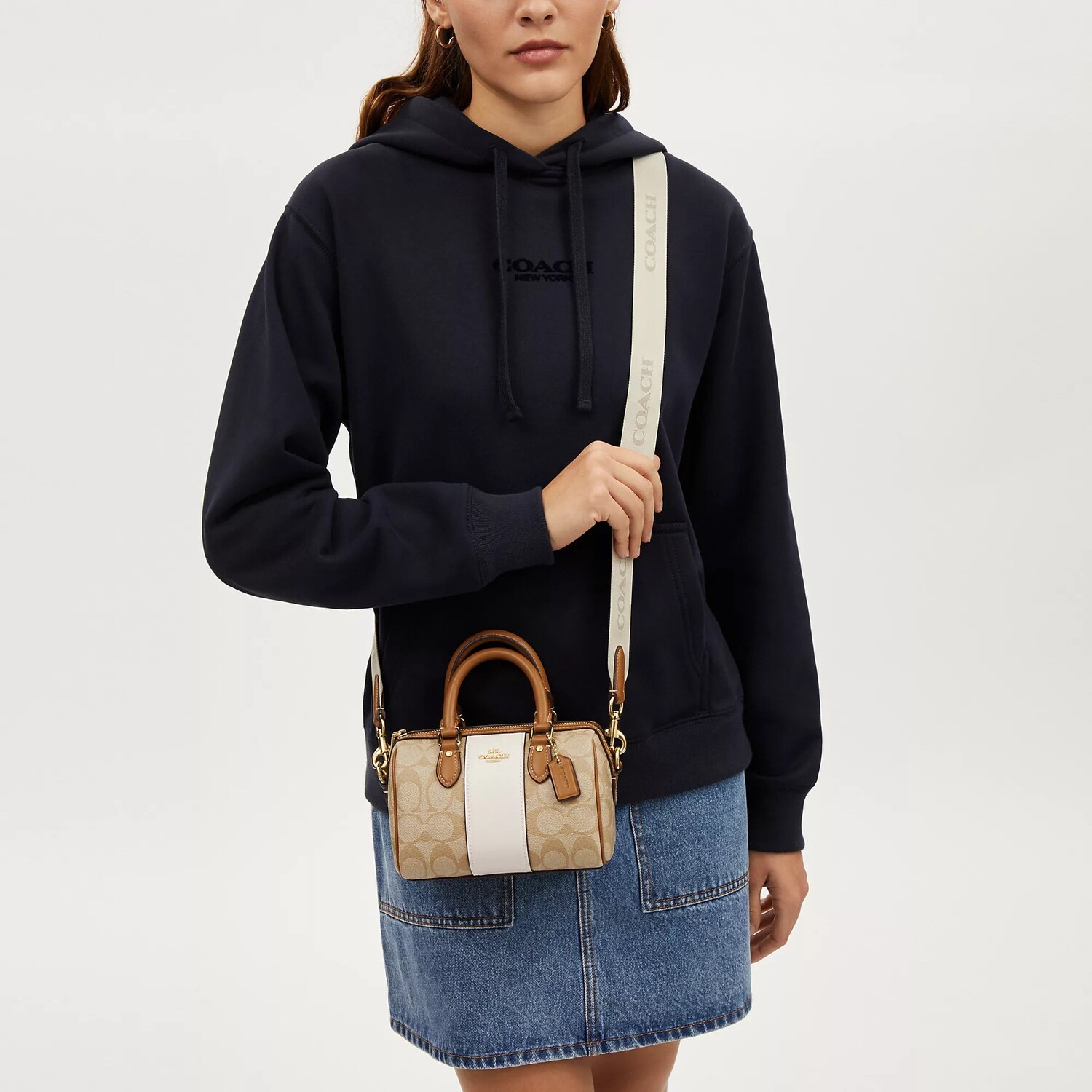 Сумка через плечо Mini Rowan из фирменной парусины с полосками Coach Outlet, цвет Light Khaki/Chalk Lt Saddle
Сумка через плечо Mini Rowan из фирменной парусины с полосками Coach Outlet, цвет Light Khaki/Chalk Lt Saddle
