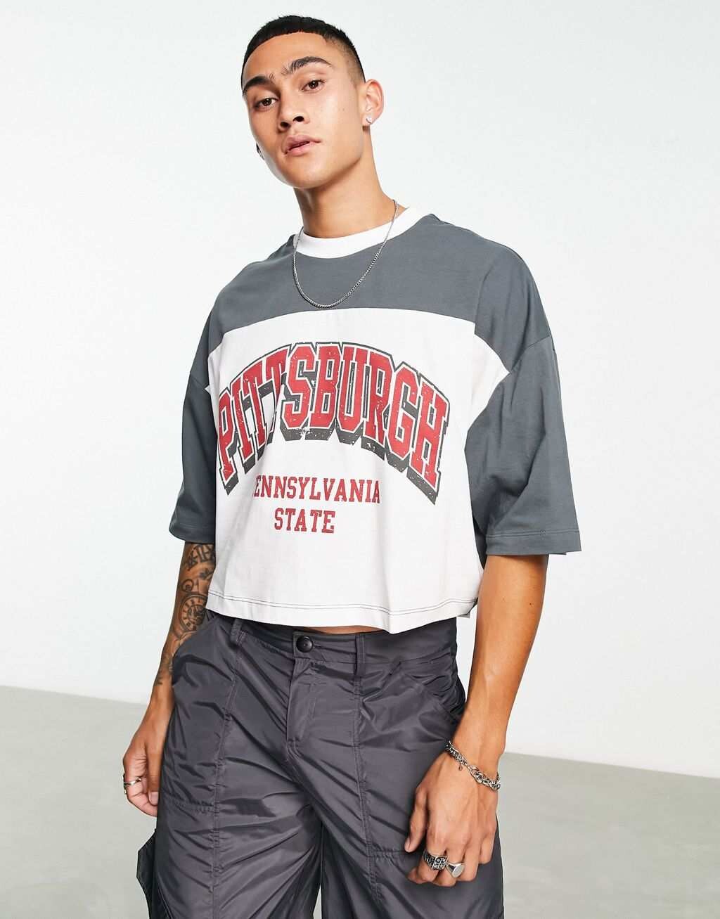 Укороченная футболка оверсайз серо-белого цвета с городским принтом ASOS DESIGN - БЕЛАЯ
Укороченная футболка оверсайз серо-белого цвета с городским принтом ASOS DESIGN - БЕЛАЯ