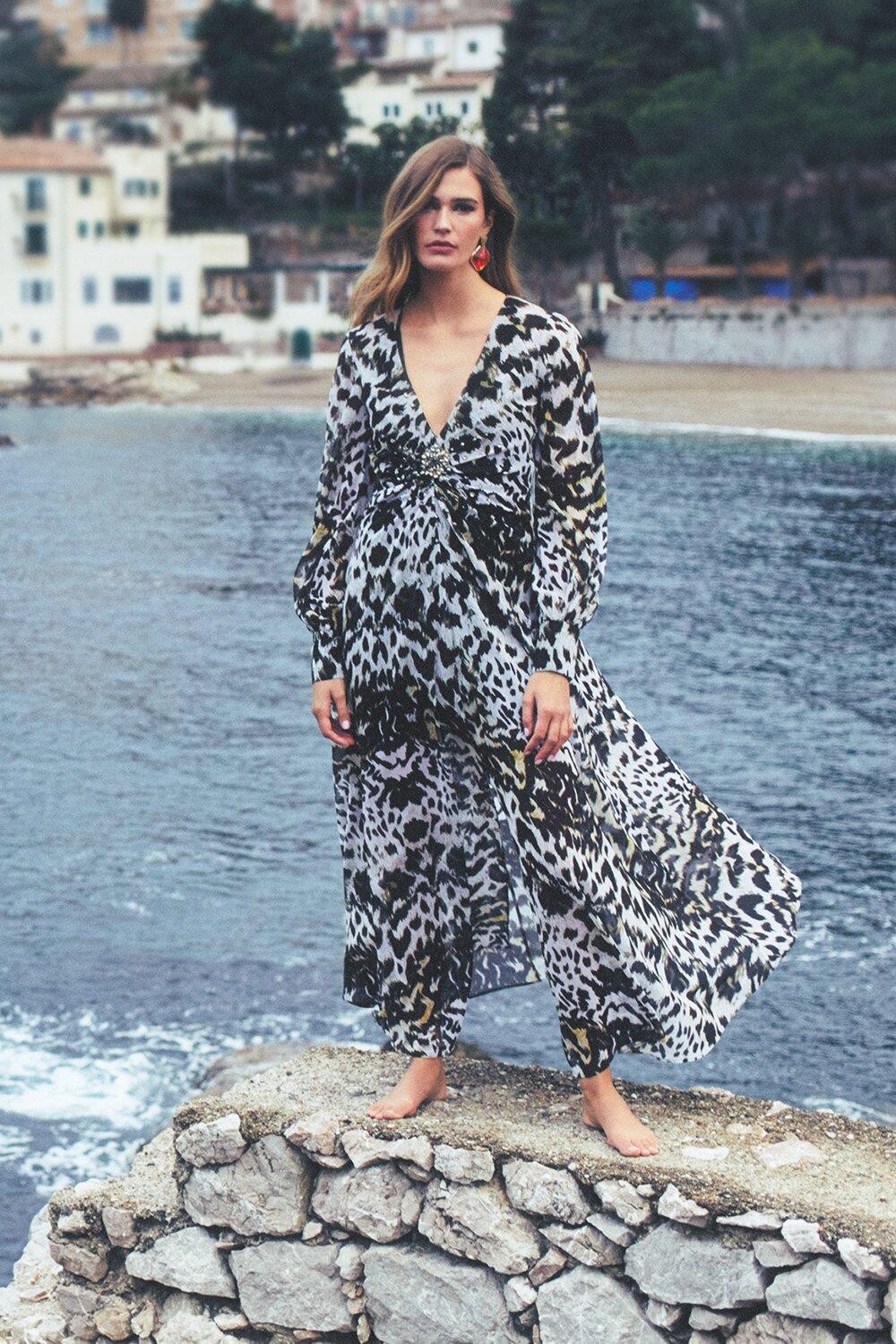 Платье макси с леопардовым принтом и драгоценными камнями Karen Millen, мультиколор
Платье макси с леопардовым принтом и драгоценными камнями Karen Millen, мультиколор