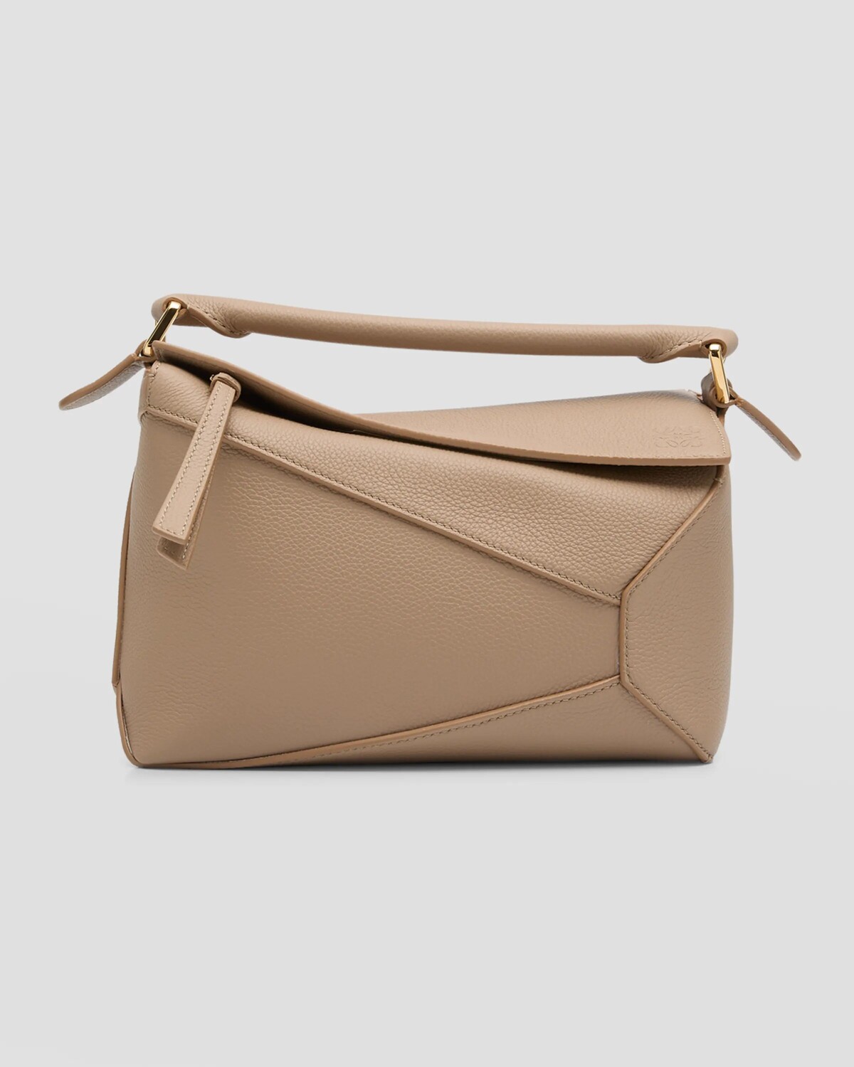 Маленькая сумка Puzzle Edge с верхней ручкой из мягкой зернистой кожи Loewe, цвет Sand
Маленькая сумка Puzzle Edge с верхней ручкой из мягкой зернистой кожи Loewe, цвет Sand