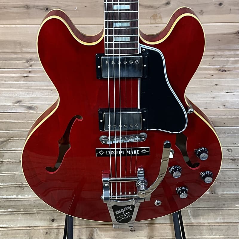 Электрогитара Gibson Custom M2M 1964 ES-335 w/ Bigsby Reissue VOS Electric Guitar - '60s Cherry
Электрогитара Gibson Custom M2M 1964 ES-335 w/ Bigsby Reissue VOS Electric Guitar - '60s Cherry
