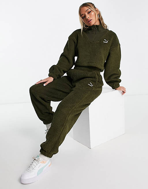 Уютные джоггеры Club Borg Puma Classic темно-оливкового цвета — эксклюзивно для ASOS
Уютные джоггеры Club Borg Puma Classic темно-оливкового цвета — эксклюзивно для ASOS