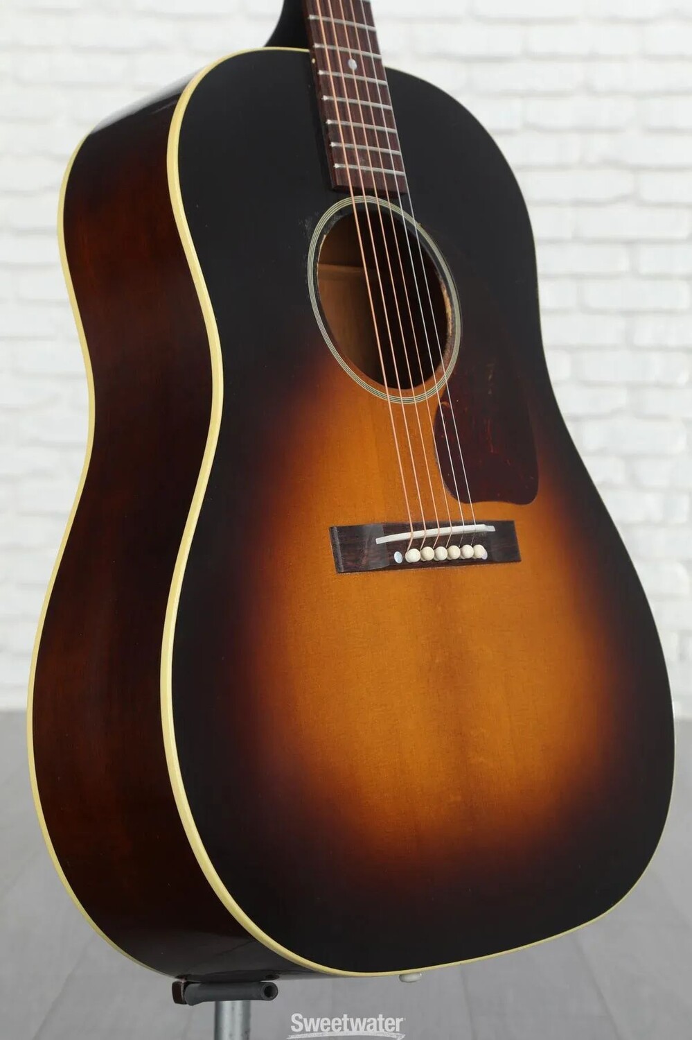 Новая акустическая гитара Gibson Acoustic 1942 Banner J-45 Murphy Lab Light Aged — Vintage Sunburst
Новая акустическая гитара Gibson Acoustic 1942 Banner J-45 Murphy Lab Light Aged — Vintage Sunburst