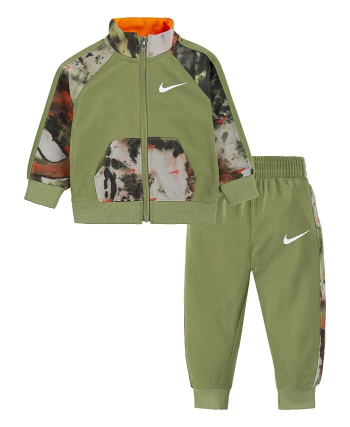 Комплект из трикотажной куртки и брюк с принтом для маленьких мальчиков Nike, мультиколор
Комплект из трикотажной куртки и брюк с принтом для маленьких мальчиков Nike, мультиколор