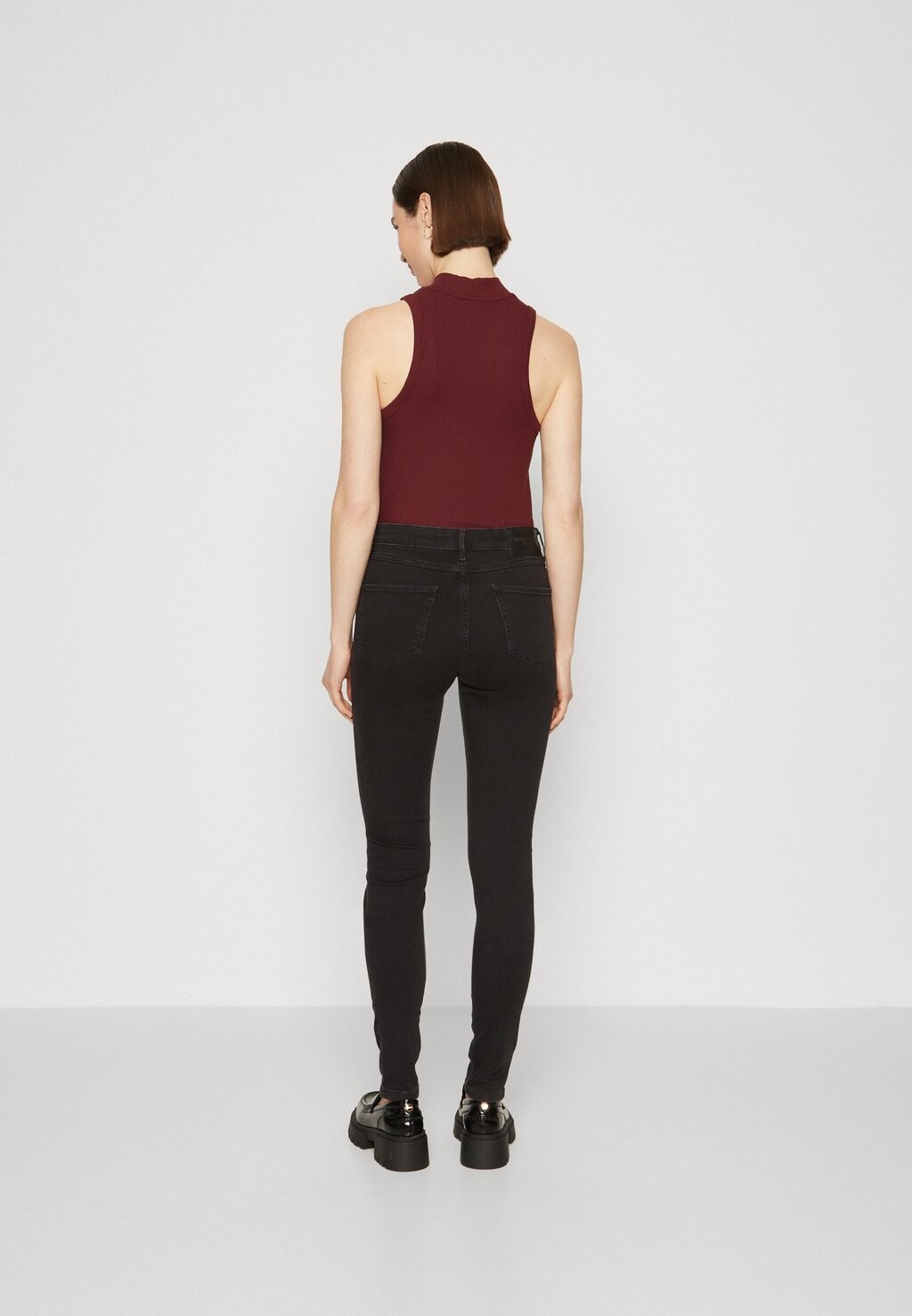 Приталенный стиль Marc O'Polo DENIM, чистый черный Trouser High Waist Regular Length
Приталенный стиль Marc O'Polo DENIM, чистый черный Trouser High Waist Regular Length