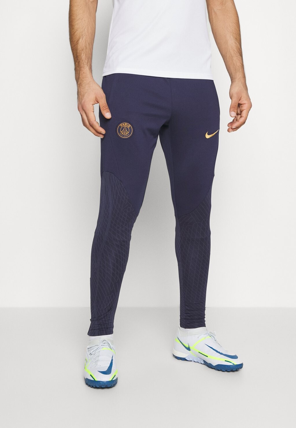 Спортивные брюки Nike Paris St Germain Strike Pant, замша чернено-синий / золотистый
Спортивные брюки Nike Paris St Germain Strike Pant, замша чернено-синий / золотистый
