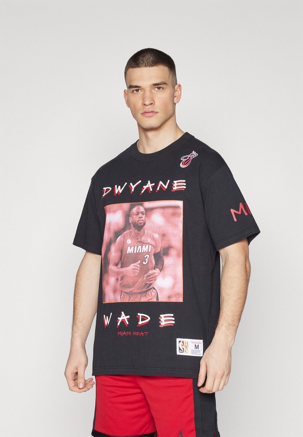 Футболка с символикой NBA MIAMI HEAT HEAVYWEIGHT PREMIUM PLAYER TEE VINTAGE LOGO DWYANE WADE Mitchell & Ness, цвет black
Футболка с символикой NBA MIAMI HEAT HEAVYWEIGHT PREMIUM PLAYER TEE VINTAGE LOGO DWYANE WADE Mitchell & Ness, цвет black