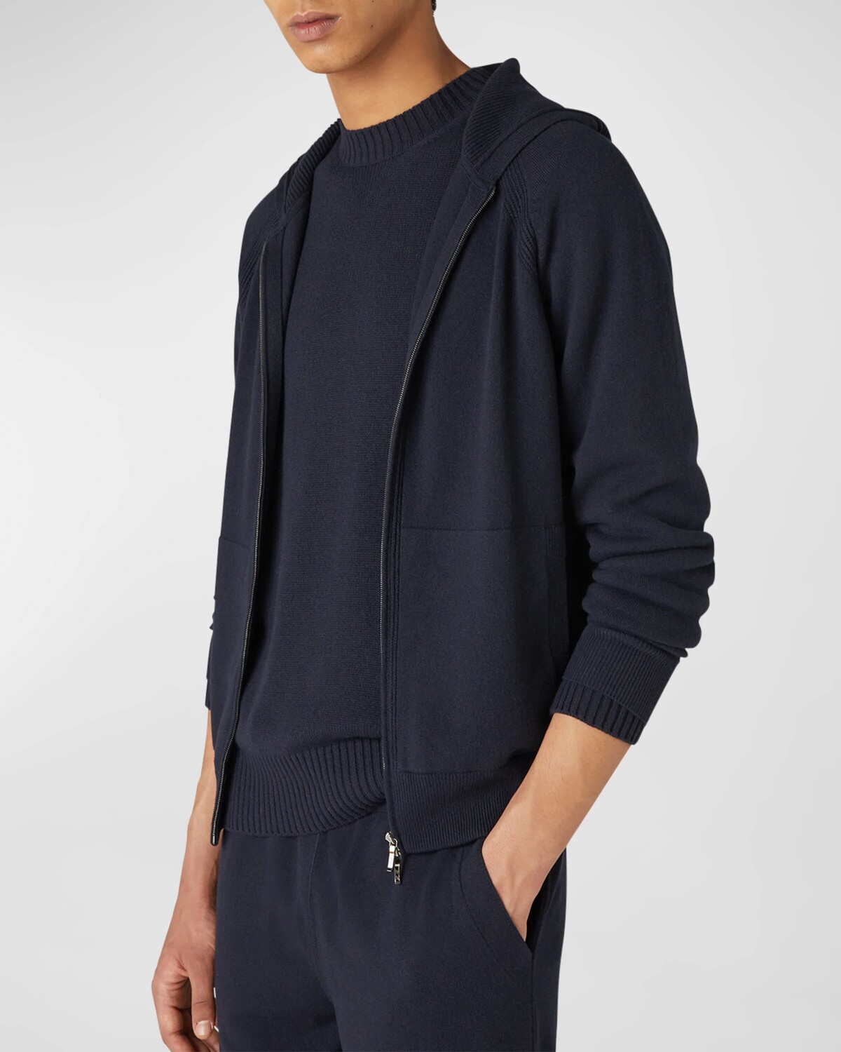 Мужской вязаный свитер с капюшоном из мерано-кашемира Loro Piana, цвет Blue Navy
Мужской вязаный свитер с капюшоном из мерано-кашемира Loro Piana, цвет Blue Navy