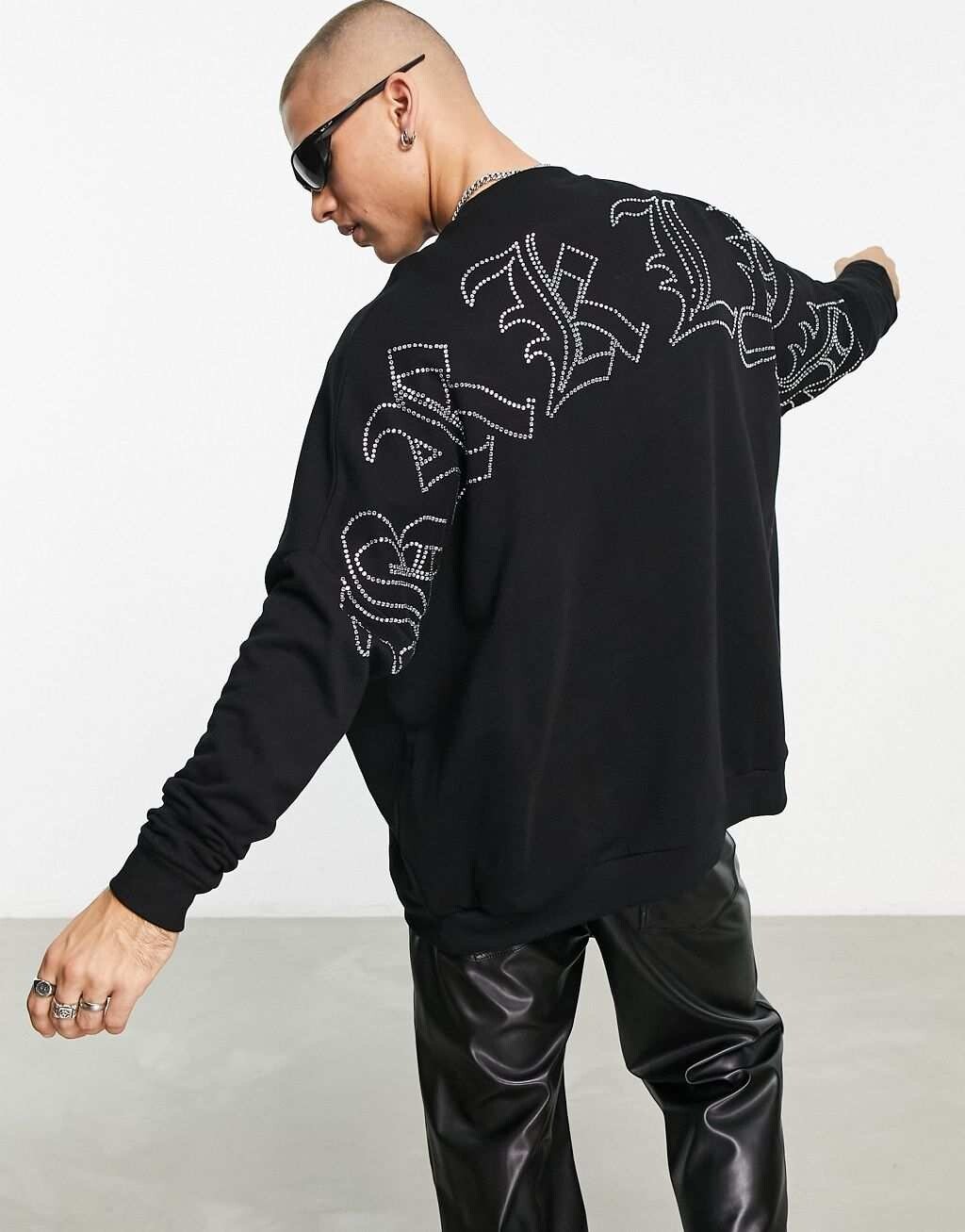 Черная супер-оверсайз-толстовка ASOS DESIGN с принтом Brooklyn в виде бриллиантов на спине
Черная супер-оверсайз-толстовка ASOS DESIGN с принтом Brooklyn в виде бриллиантов на спине