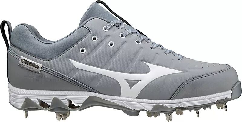 Мужские металлические бейсбольные бутсы Mizuno Ambition 2 с 9 шипами, серый/белый
Мужские металлические бейсбольные бутсы Mizuno Ambition 2 с 9 шипами, серый/белый
