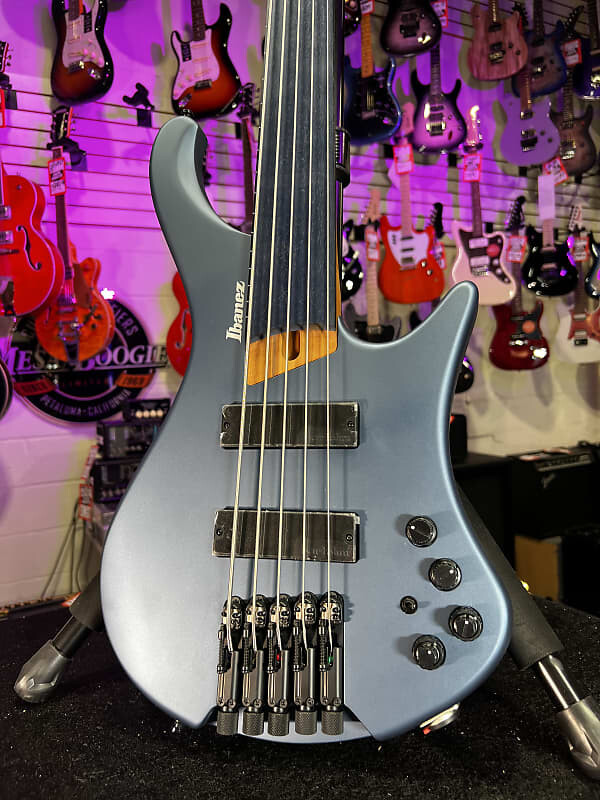 Басс гитара Ibanez Standard EHB1005F Fretless 5-string Bass Guitar - Arctic Ocean Matte Authorized Dealer Free Shipping! 286 GET PLEK’D!
Басс гитара Ibanez Standard EHB1005F Fretless 5-string Bass Guitar - Arctic Ocean Matte Authorized Dealer Free Shipping! 286 GET PLEK’D!