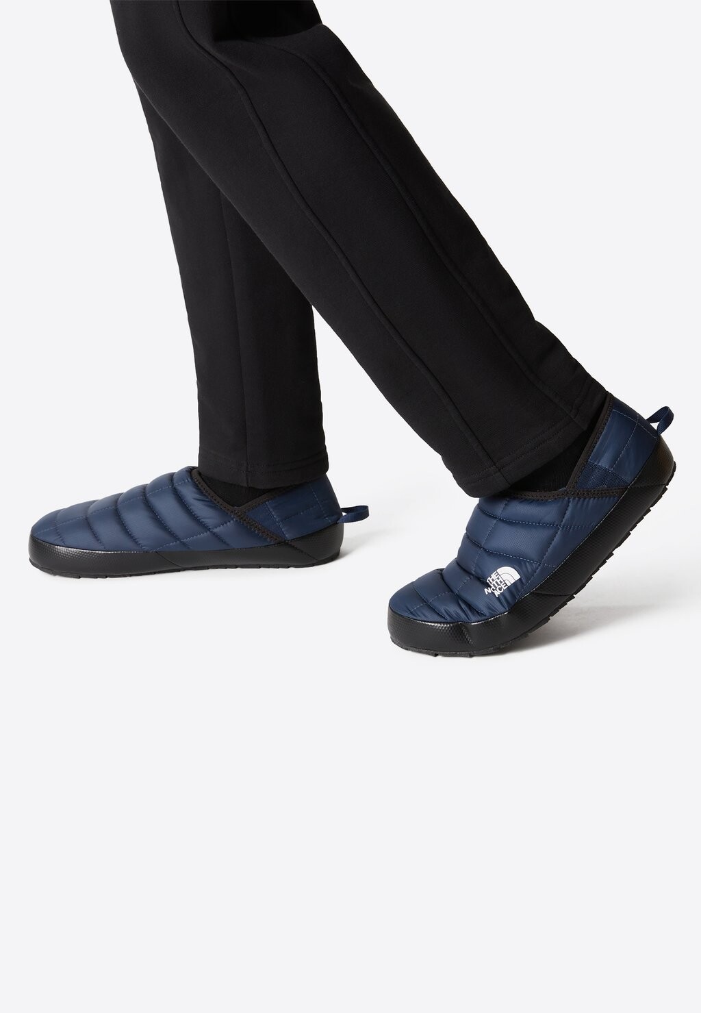 Трекинговые сандалии M THERMOBALL TRACTION V The North Face, цвет summit navy tnf white
Трекинговые сандалии M THERMOBALL TRACTION V The North Face, цвет summit navy tnf white