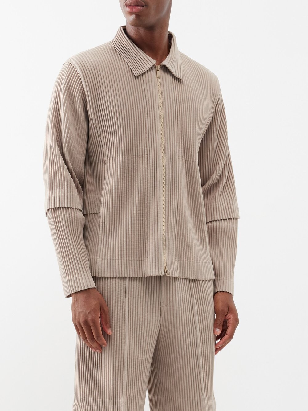 Куртка со складками из технического материала Homme Plissé Issey Miyake, бежевый
Куртка со складками из технического материала Homme Plissé Issey Miyake, бежевый