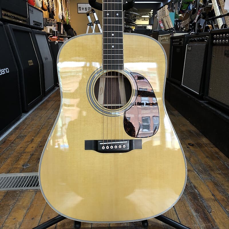 Акустическая гитара Martin D-35 Standard Series Sitka Spruce/East Indian Rosewood Dreadnought Acoustic w/Hard Case
Акустическая гитара Martin D-35 Standard Series Sitka Spruce/East Indian Rosewood Dreadnought Acoustic w/Hard Case