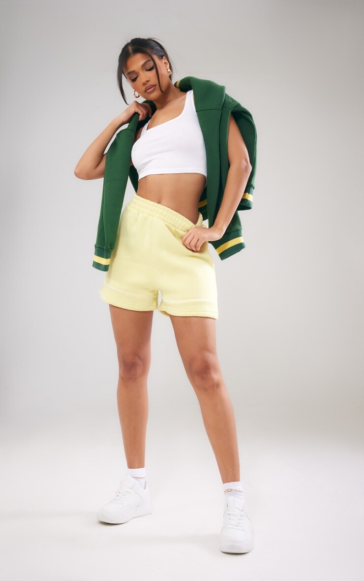 PrettyLittleThing Спортивные шорты с глубоким поясом и контрастной окантовкой лимонного цвета
PrettyLittleThing Спортивные шорты с глубоким поясом и контрастной окантовкой лимонного цвета