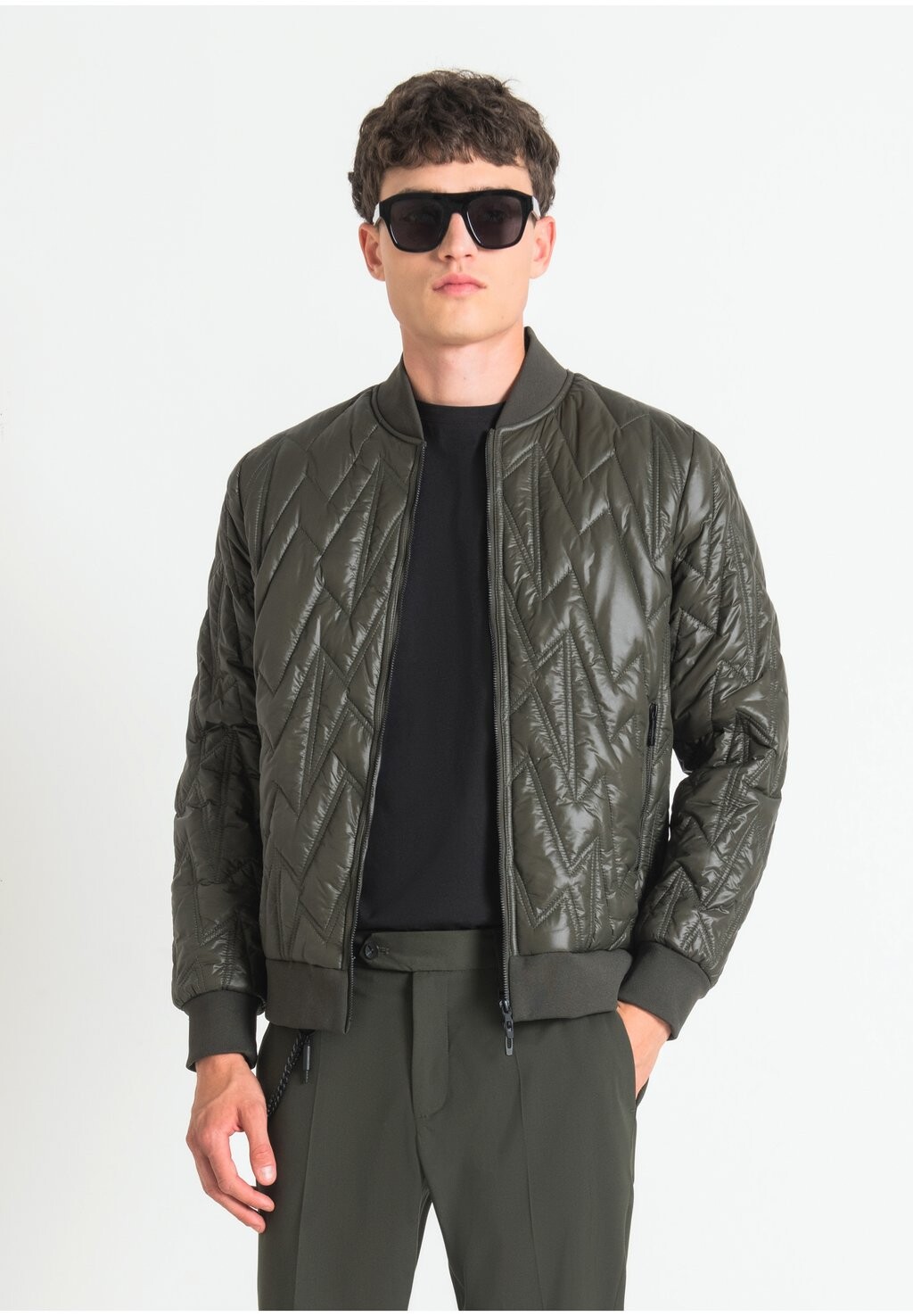 Куртка-бомбер Regular Fit Jacket With A Geometric Design Antony Morato, цвет dark army
Куртка-бомбер Regular Fit Jacket With A Geometric Design Antony Morato, цвет dark army