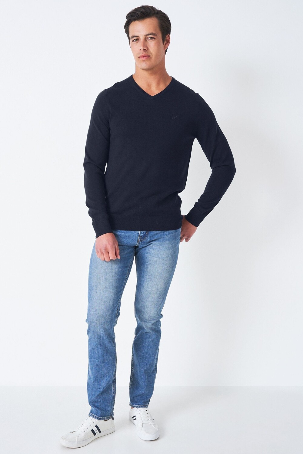 Синий свитер из шерсти мериноса с V-образным вырезом Crew Clothing Company, синий
Синий свитер из шерсти мериноса с V-образным вырезом Crew Clothing Company, синий